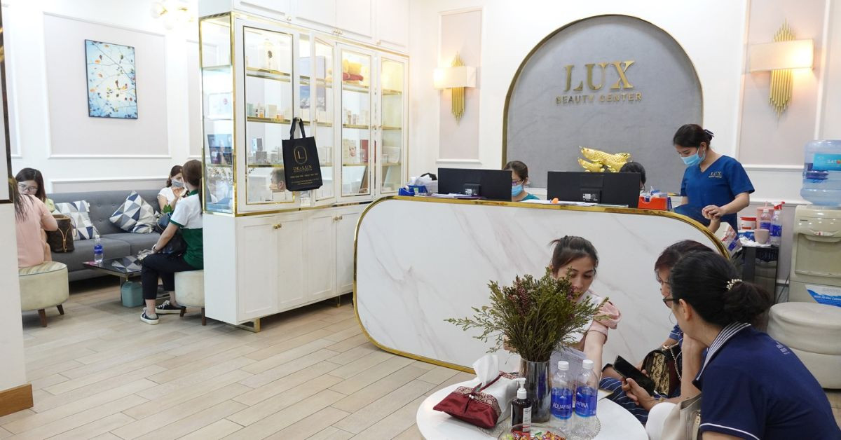 Bác sĩ Tô Lan Phương trực tiếp thăm khám và tư vấn liệu trình trẻ hóa da tại Lux Beauty Center.