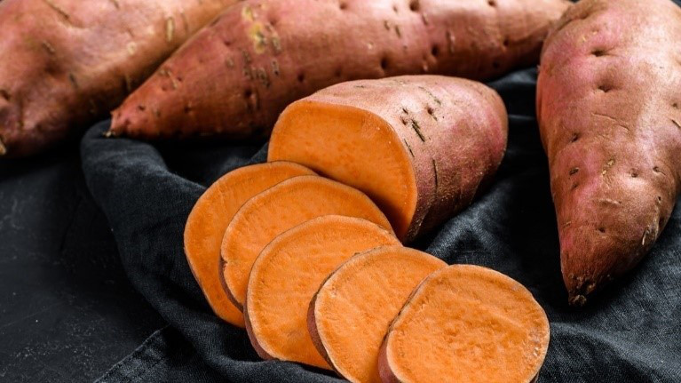 Khoai lang giàu beta carotene giúp bảo vệ da khỏi tác động của ánh nắng mặt trời