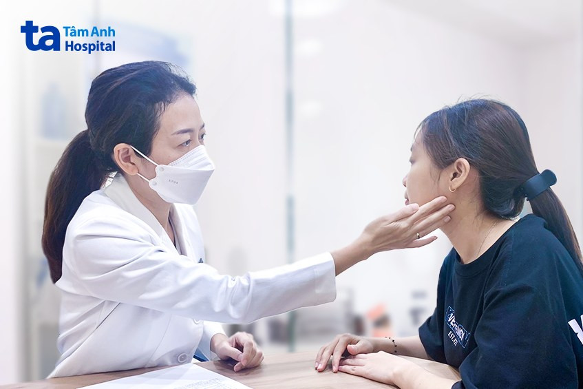 Bác sĩ da liễu tư vấn chuyên sâu về liệu trình trị mụn đầu đen cá nhân hóa