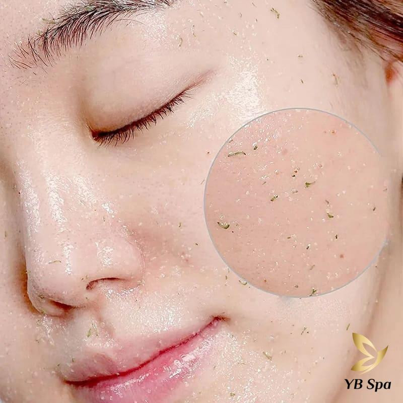 Kỹ thuật viên đang thực hiện tẩy tế bào chết cho khách hàng trong liệu trình chăm sóc da tại spa