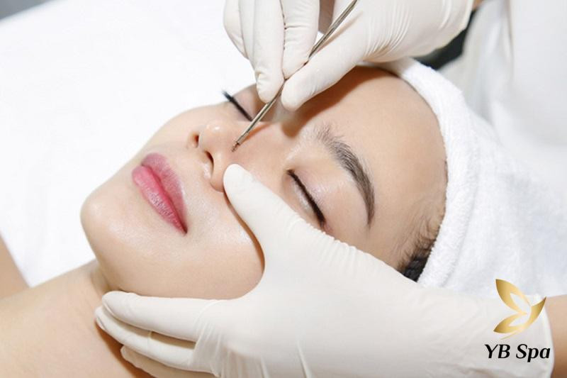 Chuyên viên spa cẩn thận thực hiện kỹ thuật lấy nhân mụn an toàn cho khách hàng