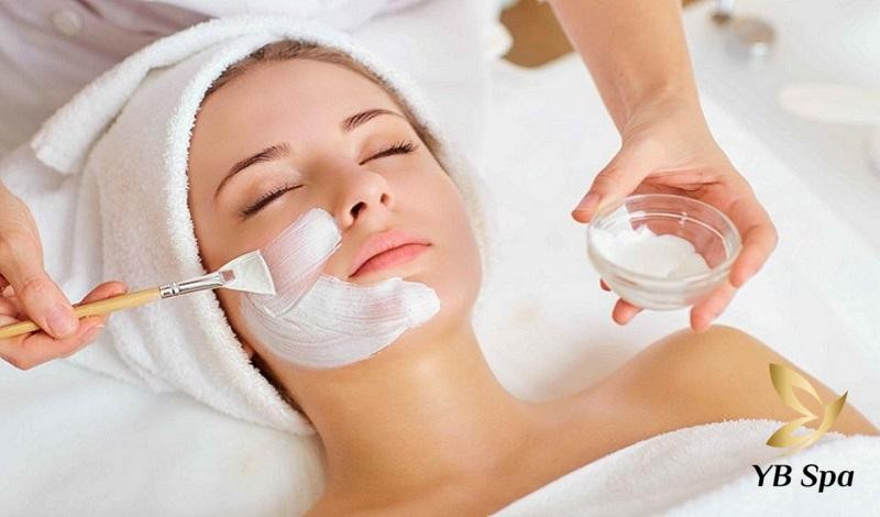 Khách hàng thư giãn tận hưởng liệu trình chăm sóc da chuyên nghiệp tại spa hiện đại mang lại nhiều lợi ích