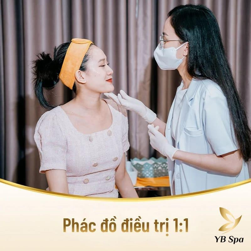 Chuyên gia da liễu tiến hành soi da và tư vấn phác đồ liệu trình chăm sóc da cá nhân hóa