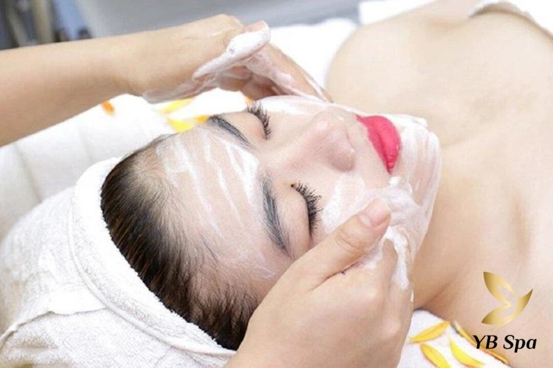 Làm sạch da mặt với sữa rửa mặt chuyên dụng là bước quan trọng trong liệu trình spa
