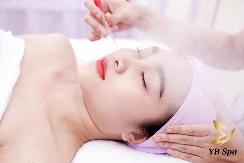 Máy xông hơi hiện đại và thiết bị hút bã nhờn giúp thanh lọc lỗ chân lông hiệu quả tại spa