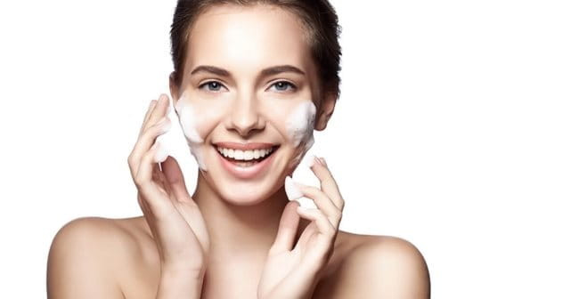 Rửa mặt đúng cách giúp da sạch khỏe và mịn màng hơn