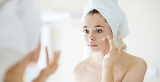 Thoa kem dưỡng ẩm là bước quan trọng để có làn da mặt mịn màng và đủ ẩm