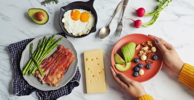 Chế độ ăn uống lành mạnh với nhiều rau xanh và trái cây giúp da mịn màng từ bên trong