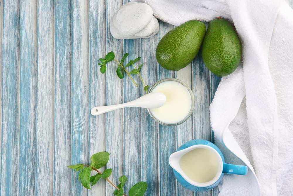 Mặt nạ bơ và sữa chua giúp dưỡng ẩm, làm da căng bóng