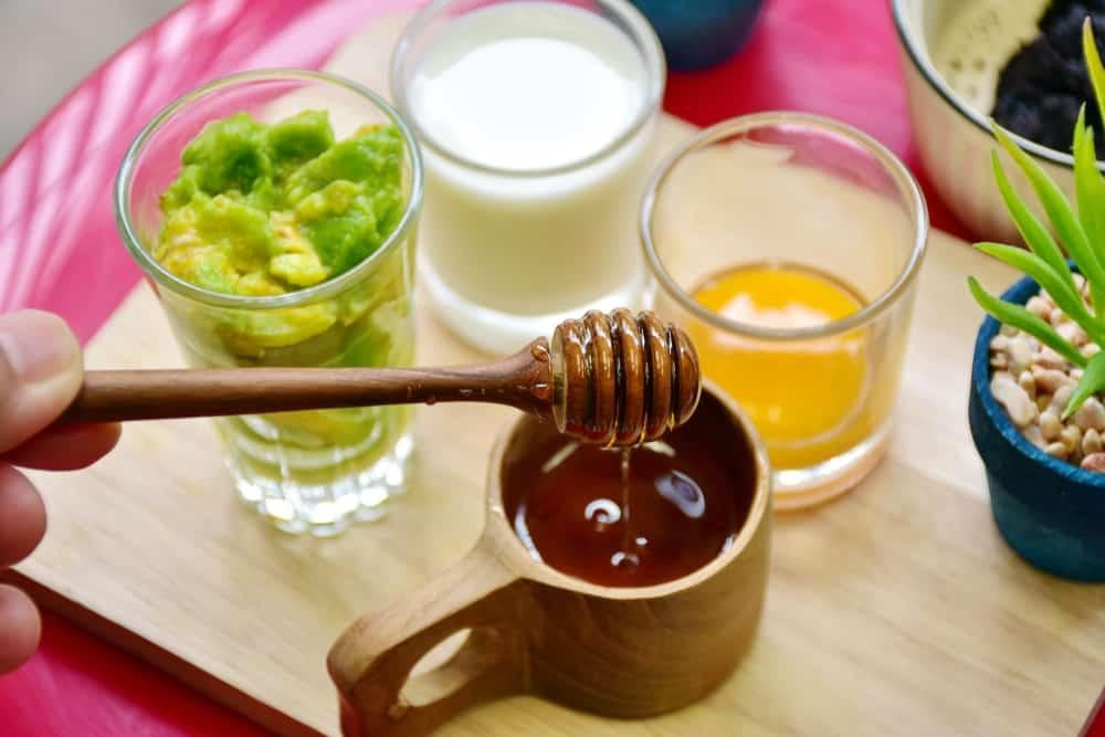 Mặt nạ bơ, sữa tươi và mật ong giúp làm sáng da, mờ thâm nám