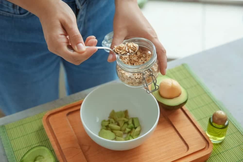 Mặt nạ bơ và bột yến mạch giúp loại bỏ tế bào chết, làm sạch lỗ chân lông