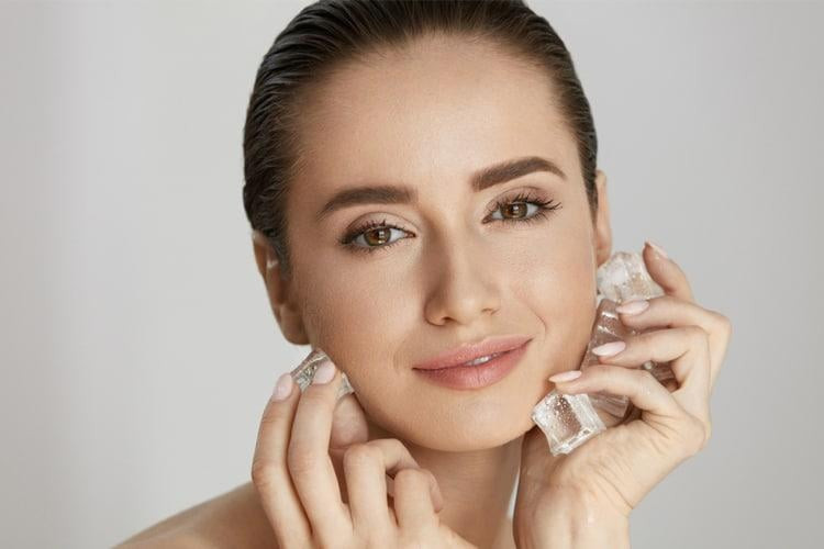 Chườm đá lạnh hỗ trợ điều trị sẹo mụn và se khít lỗ chân lông trên mặt