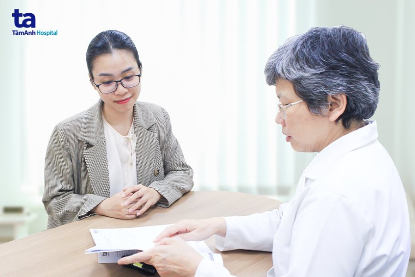 Bác sĩ da liễu tư vấn liệu trình trị sẹo hiệu quả cho bệnh nhân