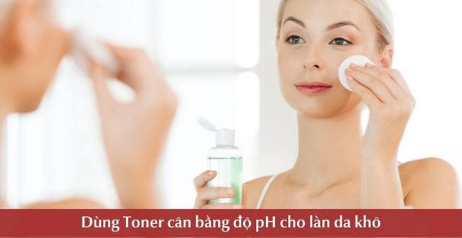 Toner không cồn chứa thành phần dưỡng ẩm giúp cân bằng và làm dịu làn da khô