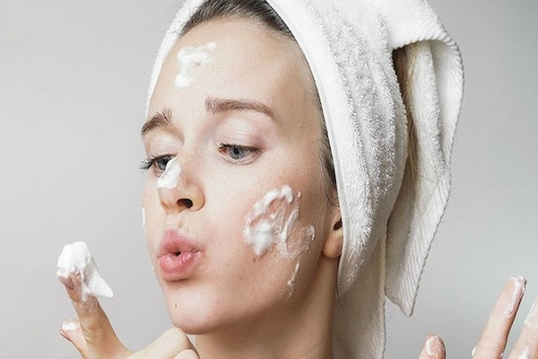 Chọn sữa rửa mặt dịu nhẹ, không chứa các thành phần gây kích ứng để bảo vệ làn da khô.