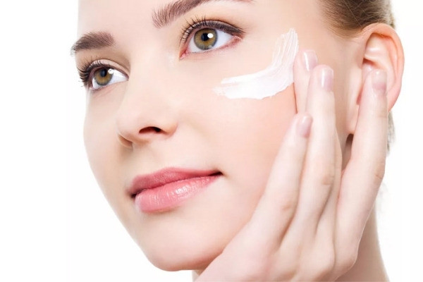 Sử dụng kem dưỡng ẩm phù hợp giúp phục hồi và duy trì độ ẩm cho da.