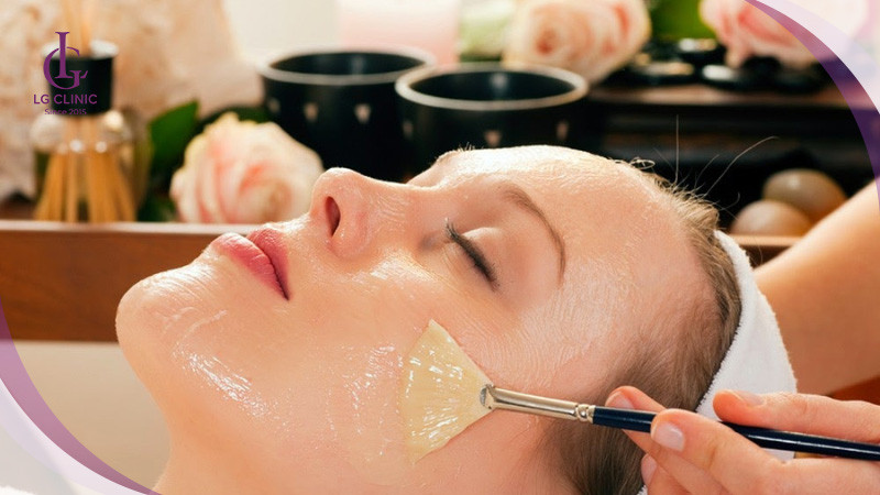 Chuyên viên thực hiện liệu trình làm sáng da mặt chuyên sâu tại spa