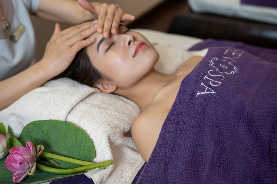Kỹ thuật viên thực hiện massage mặt chuyên sâu trong liệu trình chăm sóc da tại spa