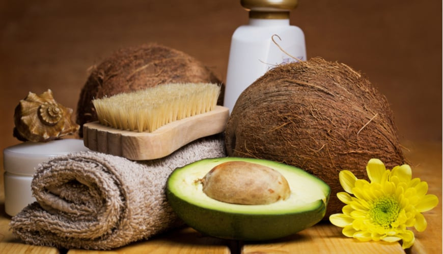 Nguyên liệu làm mặt nạ bơ và dầu dừa để làm đẹp da và dưỡng ẩm chuyên sâu