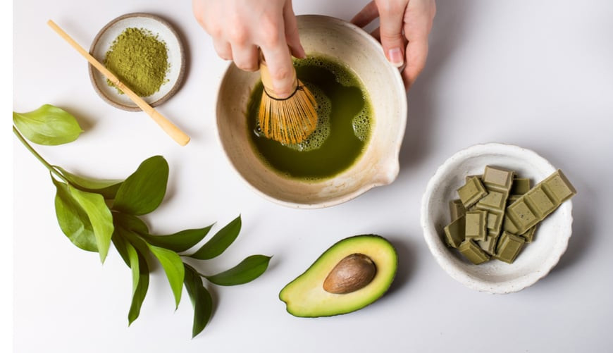 Bơ và bột trà xanh nguyên liệu làm mặt nạ tái tạo làn da hiệu quả