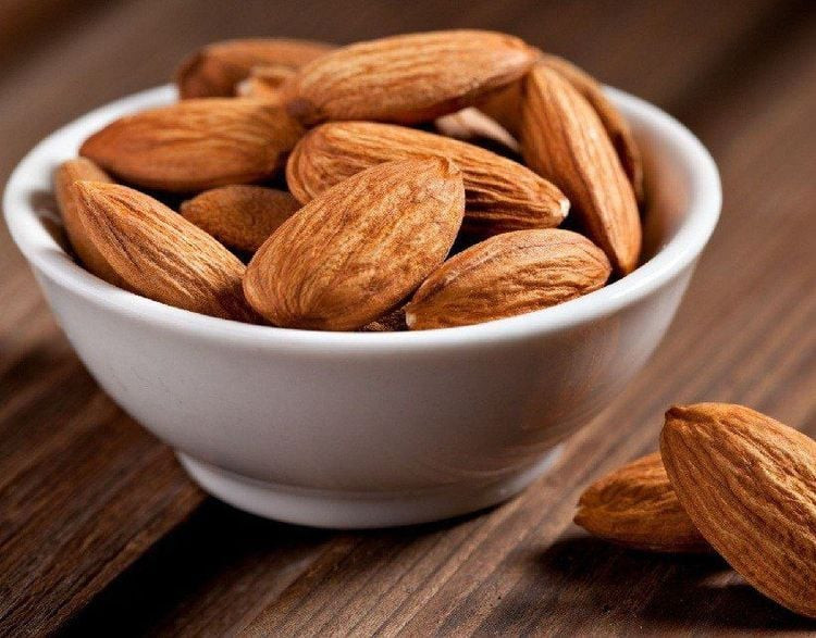 Hạnh nhân xay giúp làm sạch dầu thừa