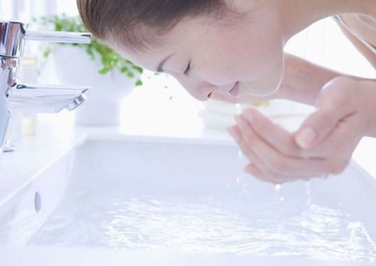Rửa mặt hai lần mỗi ngày là bước không thể thiếu trong quy trình chăm sóc da dầu