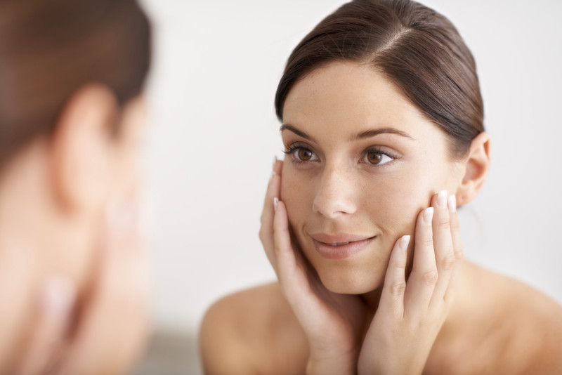 Sử dụng serum chứa chất chống oxy hóa là một cách làm mịn da mặt và chống lão hóa hiệu quả