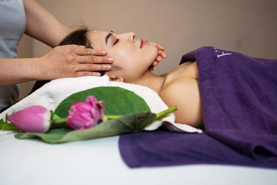 Khách hàng tận hưởng liệu pháp chống lão hóa tại spa chuyên nghiệp