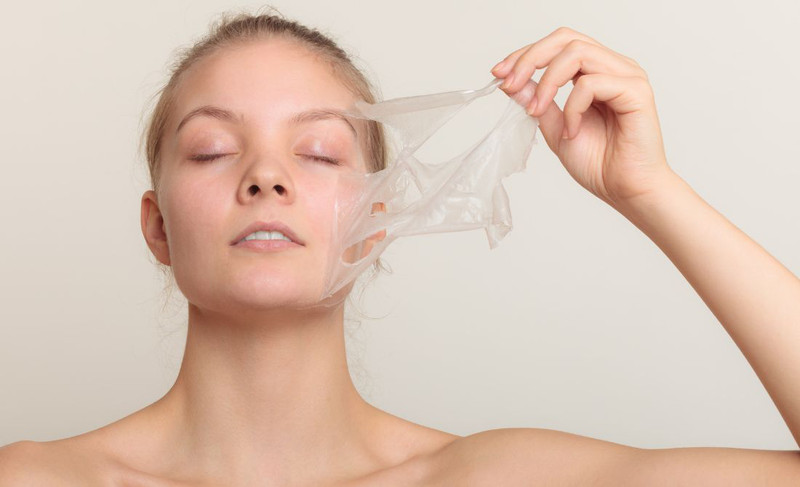 Cô gái đang chăm sóc da mặt với biểu cảm hài lòng thể hiện hiệu quả của kem dưỡng da làm đẹp nhanh