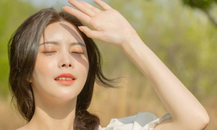 Sử dụng kem chống nắng bảo vệ da khỏi tác hại của tia UV