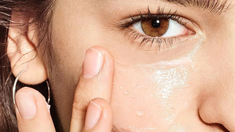 Chăm sóc da cẩn thận bằng sản phẩm dịu nhẹ sau liệu pháp trị mụn tại spa giúp phục hồi da hiệu quả