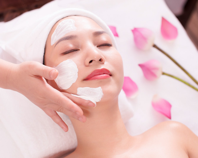 Một cô gái trẻ với làn da căng bóng, mịn màng, rạng rỡ, minh chứng cho việc dưỡng da phục hồi từ bên trong hiệu quả.