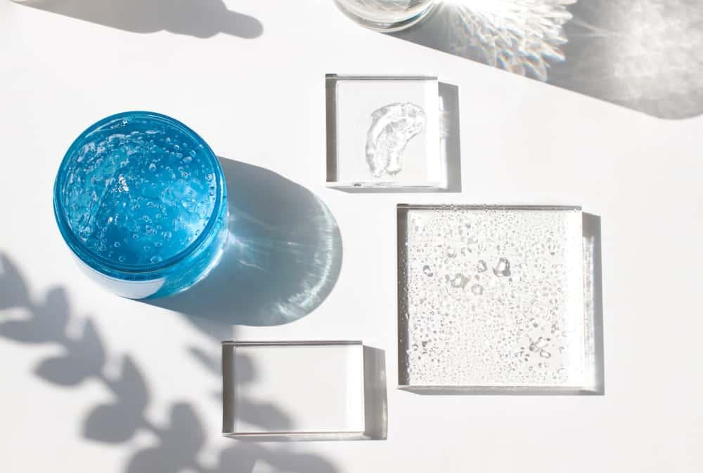 Kết cấu serum phục hồi da và giọt serum trên ngón tay minh họa khả năng thẩm thấu vào da mỏng yếu