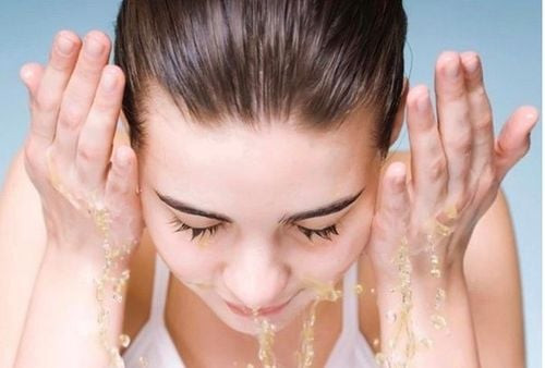 Người da dầu không nên rửa mặt quá 2 lần/ngày