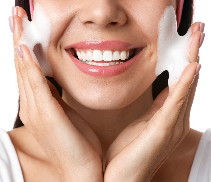 Lựa chọn sữa rửa mặt phù hợp giúp làn da sạch sâu và trở nên mịn màng hơn