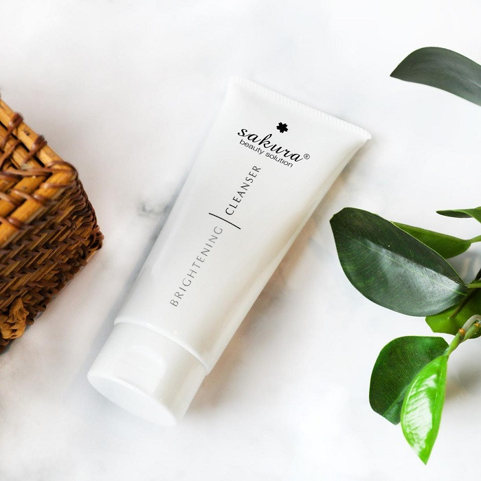 Sữa rửa mặt Sakura Whitening Facial Cleanser làm sạch và mịn da dầu mụn
