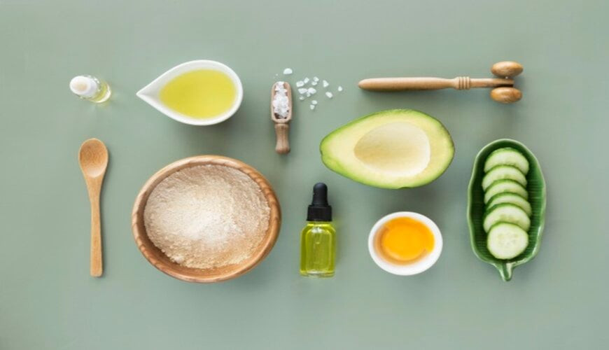 Lòng trắng trứng gà và bơ xay làm mặt nạ trị mụn cám làm đẹp da