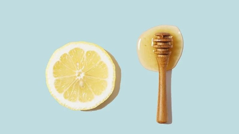Hỗn hợp mật ong, chanh và baking soda giúp làm sáng da và hỗ trợ trị mụn hiệu quả