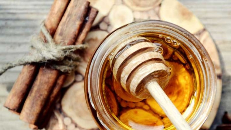 Sự kết hợp giữa mật ong và bột quế mang lại lợi ích chống oxy hóa và chống viêm cho da