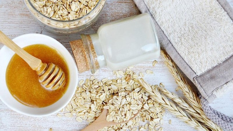 Mặt nạ từ mật ong và bột yến mạch giúp tẩy tế bào chết nhẹ nhàng cho làn da mịn màng