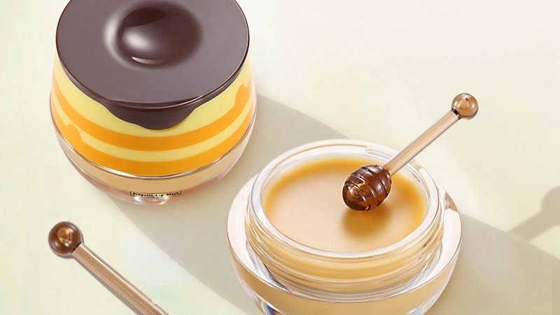 Thoa mật ong lên môi giúp dưỡng ẩm, mang lại đôi môi mềm mại và căng bóng