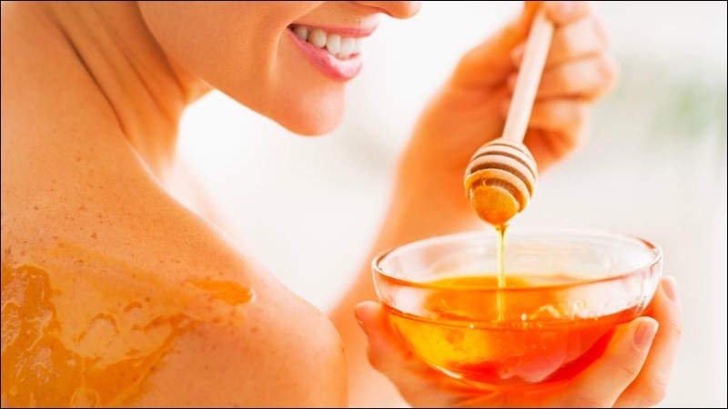 Mật ong kết hợp nha đam giúp làm dịu và phục hồi làn da bị cháy nắng