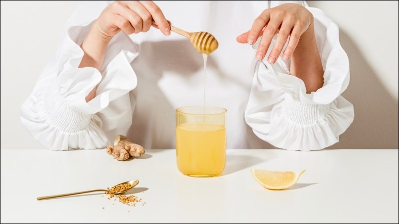 Người phụ nữ đang kiểm tra phản ứng của da với mật ong trên vùng da nhỏ ở cổ tay