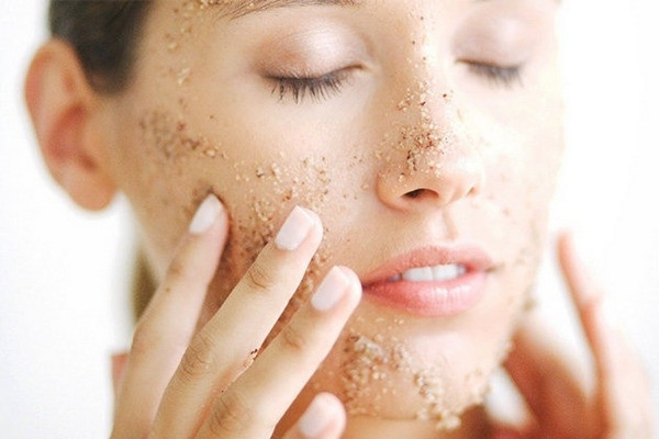 Tẩy tế bào chết giúp loại bỏ da khô và giúp da hấp thụ dưỡng chất tốt hơn.