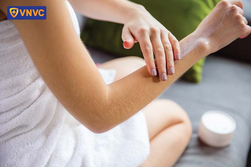 Thoa kem dưỡng chứa retinol giúp phục hồi da sau sẹo và cải thiện cấu trúc da