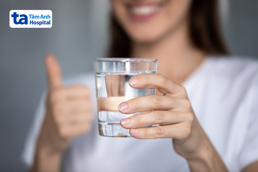 Bổ sung đủ nước hàng ngày giúp hydrat hóa tế bào da, làm chậm quá trình lão hóa và giảm thiểu các dấu hiệu tuổi tác