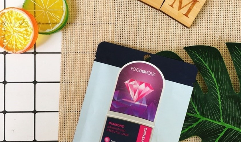 Bao bì sản phẩm mặt nạ Foodaholic Diamond Brightening Essential cho da hỗn hợp.