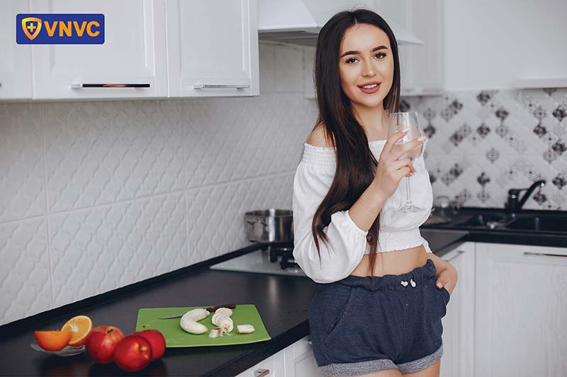 Uống đủ nước mỗi ngày giúp cấp ẩm và hỗ trợ phục hồi da sau sẹo từ bên trong