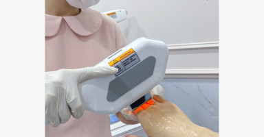 Khách hàng đang thực hiện triệt lông bằng công nghệ IPL tại Diyou Medi Spa