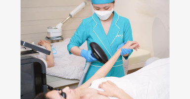 Kỹ thuật viên thực hiện quy trình triệt lông bằng công nghệ Laser Diode tại Bevita Spa